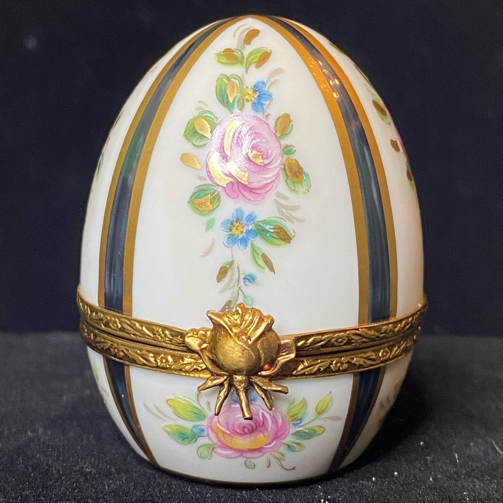 EUC Vintage Limoges France Rehausse Main Egg Hinged Trinket Box with Brass Trim